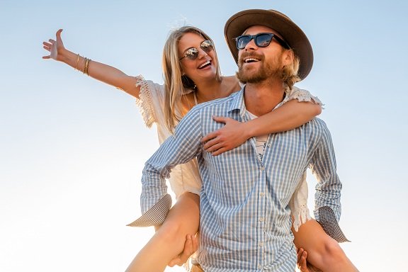 10 ways to show a woman you’re interested