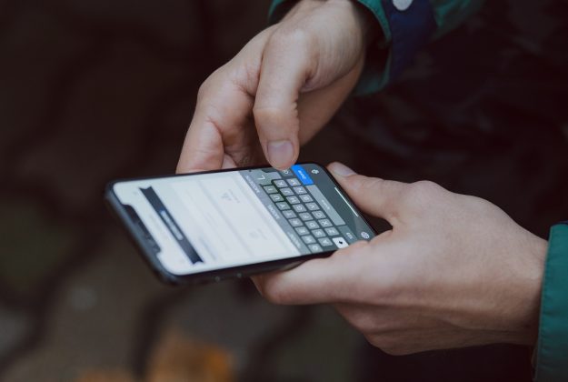 10 Cute “Good Morning” Texts To Send Your Partner